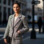 Kobieta w klasycznej kurtce Chanel na tle miejskiej ulicy w naturalnym świetle, zdjęcie modowe 4:3